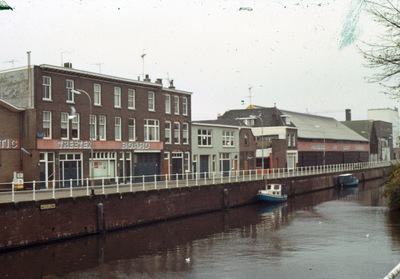 21184 Gezicht op de voorgevels van de panden Zeedijk 12-hoger te Utrecht met op de voorgrond de Vecht.